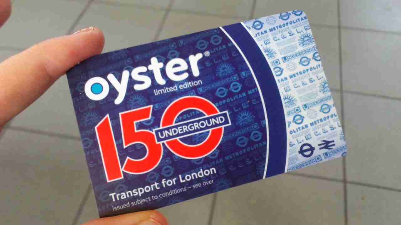 How to Buy an Oyster Card? (Where, How, Prices, Tips, FAQ)